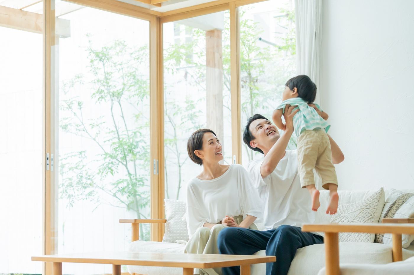 住まいでくつろぐ家族